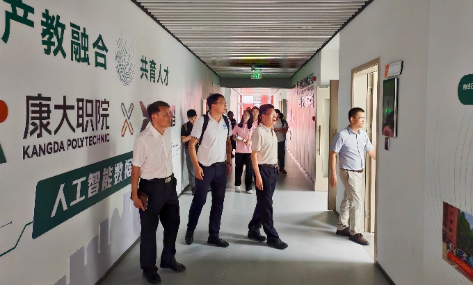 参观教学楼_副本.jpg